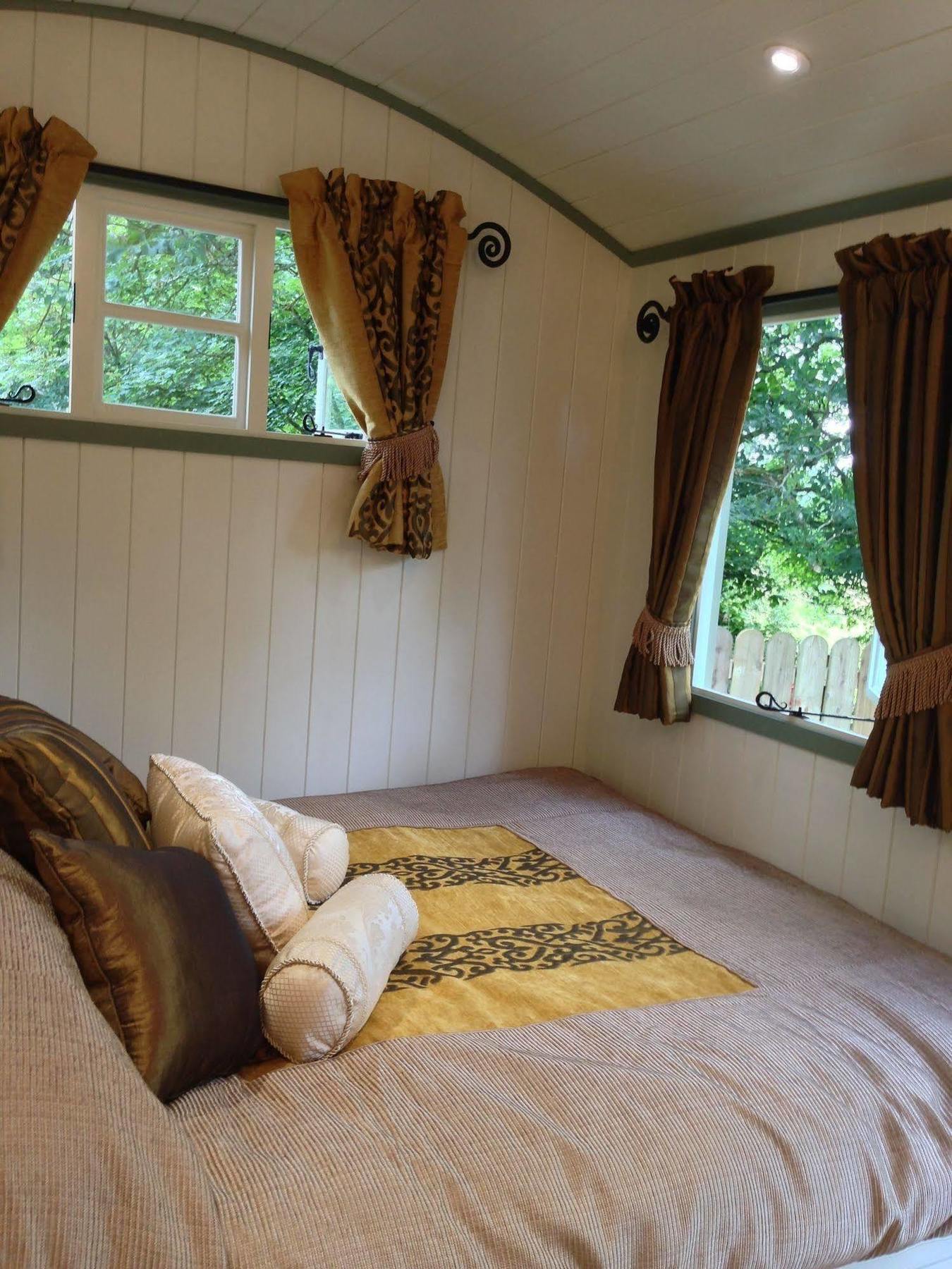 Posh Huts Farmstay Falstone Bagian luar foto